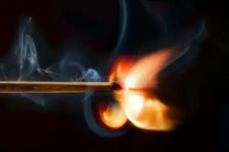 火柴燃烧燃烧火柴棒,黑色背景照片