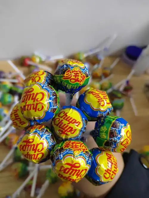 手握一把把糖的我