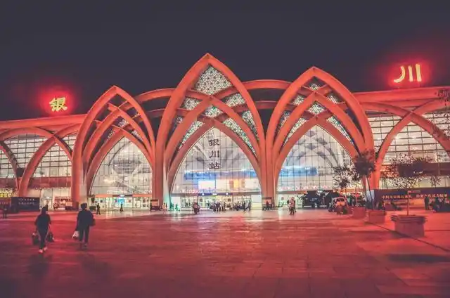 夜晚的银川火车站