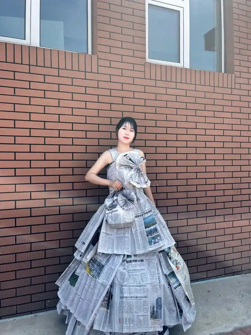 9491穿自己和室友一起用报纸做的衣服,简直是太酷啦@妮妮. - 抖音
