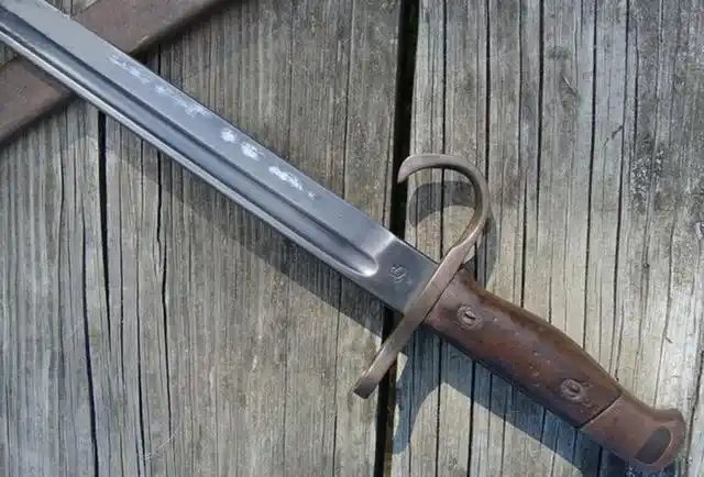 ak步枪上的苏式多功能刺刀▲第四次中东战争纪念碑,主体即是安装在