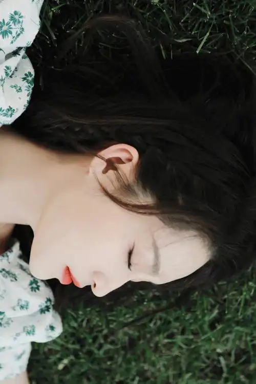 李沁身穿碎花裙秀优越肩颈线涂红唇侧颜绝美