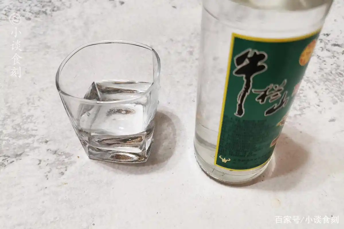 16元1瓶的牛栏山是酒精酒,为啥还有人喝?老酒友一番话,太扎心