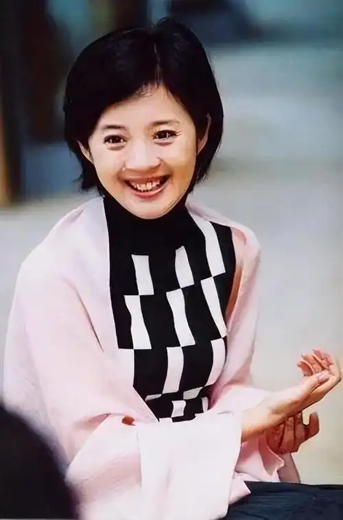 回顾许戈辉:事业巅峰期离开央视,嫁富商后与丈夫前妻亲如姐妹