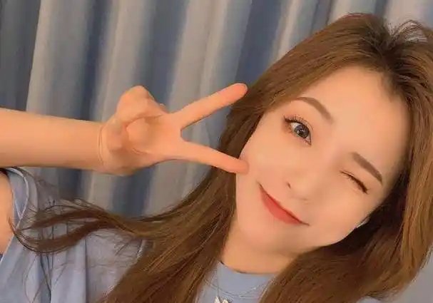 网红刘思瑶热度不减,被曝签约无忧娱乐,这是要走向娱乐圈?