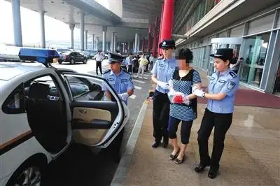 昨日下午,外逃犯罪嫌疑人李某某被警方押解回京.通讯员 何建良 摄