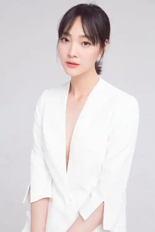 何杜娟白衣质感写真大片曝光 慵懒魅惑演绎双面style