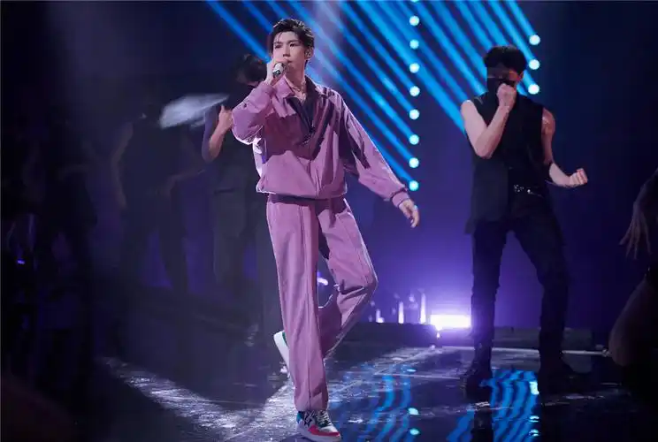 王源明日创作计划热播新歌疯人公园首秀热力十足