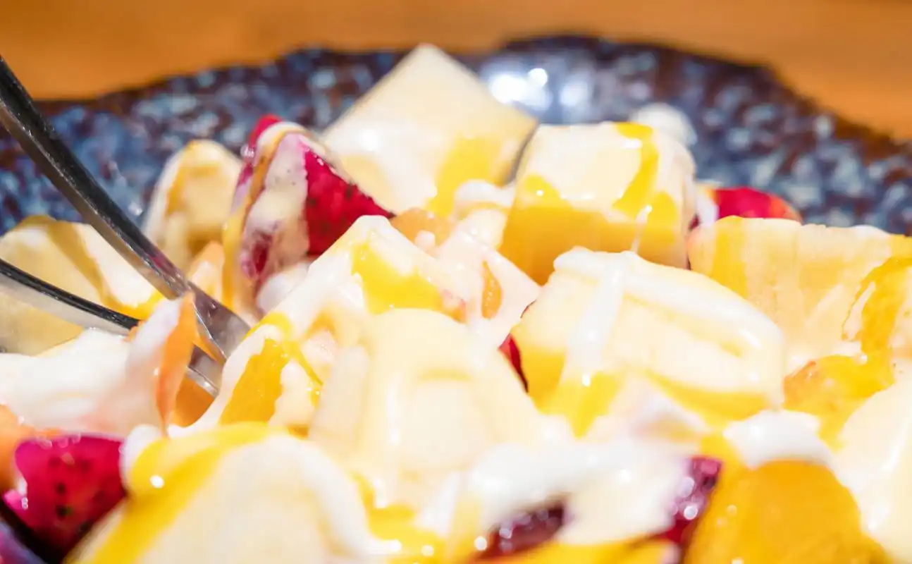 水果沙拉是一种健康营养的美食,可以满足人们对美味和健康的双重