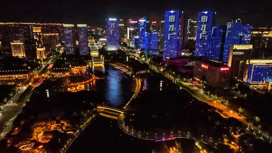 (千灯湖夜景/来源桂城宣办)顺德欢乐海岸plus自诞生起,就树立起跨业态