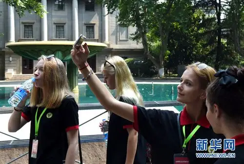 【新华网】白俄罗斯大学生来华夏令营访问东南大学
