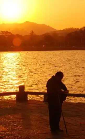 夕阳下的沧桑老人图片,夕阳余晖下的老人图片