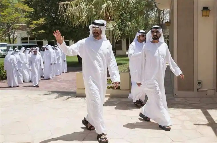 阿拉伯男人,为何都爱穿长袍,头上再顶着一块布?_头巾_沙特_中东地区