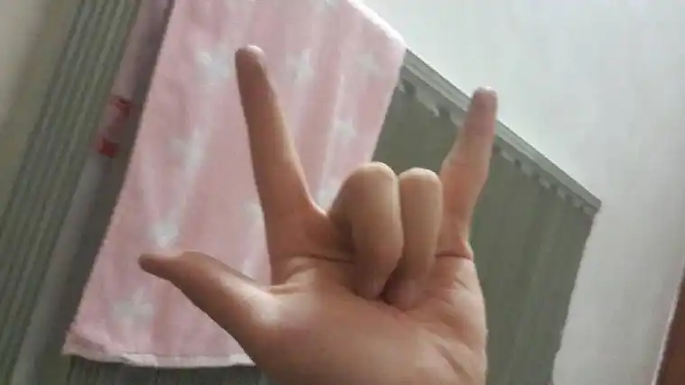 中指和无名指弯曲的手势是什么意思