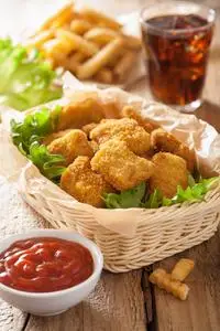 番茄酱, 薯条, 可乐鸡块快餐油炸的鸡块木桌子上板上鸡块炸鸡块木制的