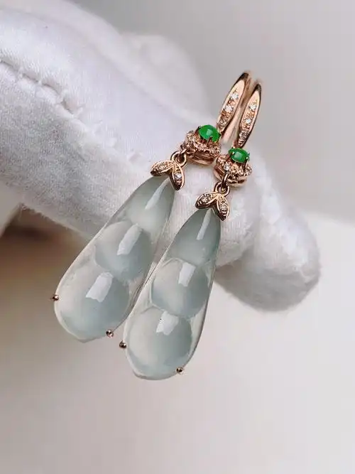 18k金镶嵌 冰润纯净福豆翡翠耳坠