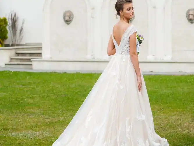 婚纱,抹胸婚纱,素面婚纱,珠绣婚纱,泡泡袖婚纱,公主型婚纱,贴身型婚纱