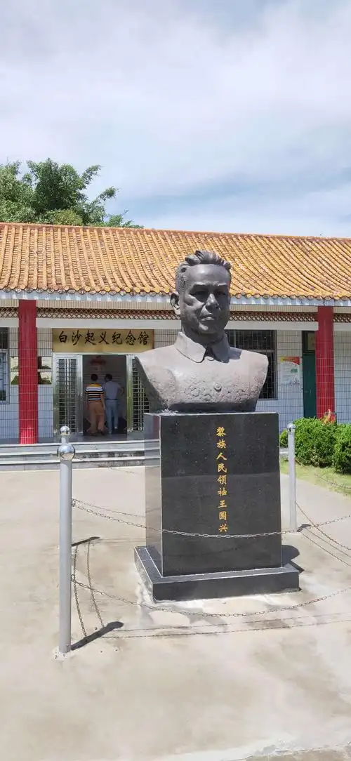 王国兴铜像—斯人已逝,浩气长存.