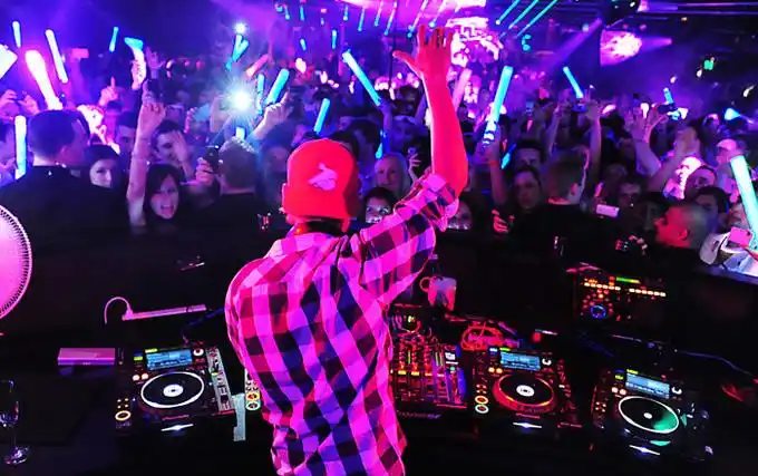 socialnightlife在商户和顾客两端通吃既做夜店爱好者的社交媒介也是