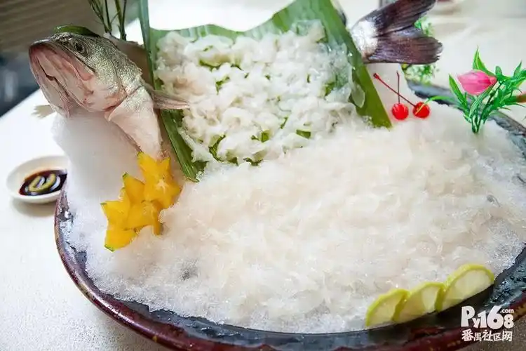 鲈鱼清甜而不腻口,鱼片晶莹剔透首推这里的海鲈刺身海鲈刺身扶墙进扶