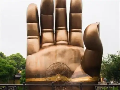 "天下第一掌"位于无锡灵山胜境佛手广场行道的左侧,是铜质的手掌,形状