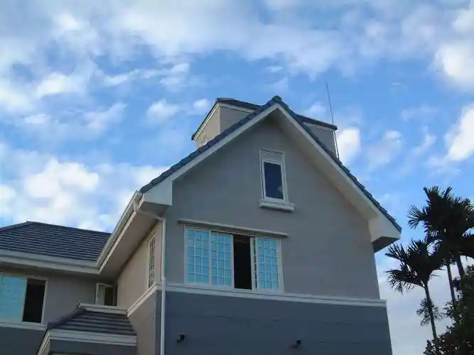 什么影响屋脊对大门风水俗称屋脊煞,所谓屋脊煞是指屋子前后有斜屋顶