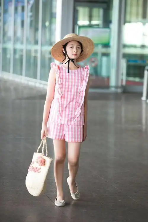 黄磊女儿多多长大了穿粉白格纹套装清新甜美俏皮可爱