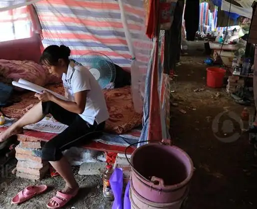 丈夫出去打牌,妻子坐在床上做针线活.