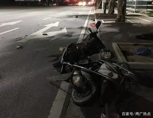 惨痛!中山发生一起事故,两车相撞,一摩托车司机小腿被撞断