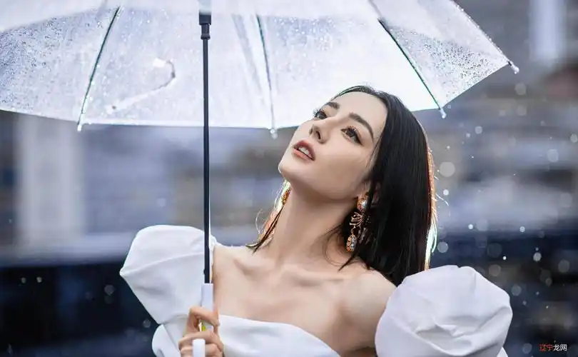 迪丽热巴雨中撑伞画面浪漫唯美,每一张都能拿来当壁纸