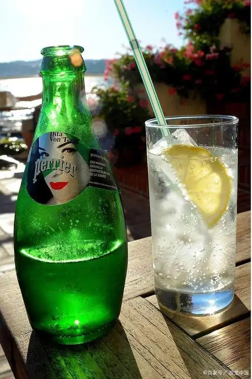 巴黎水是一种源自法国巴黎的矿泉水,因其独特的口感和矿物质成分而