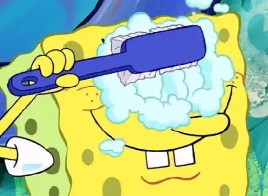 海绵宝宝特别喜欢用刷过的牙刷,然后把它刷睫毛,难怪他的眼睛又大又亮