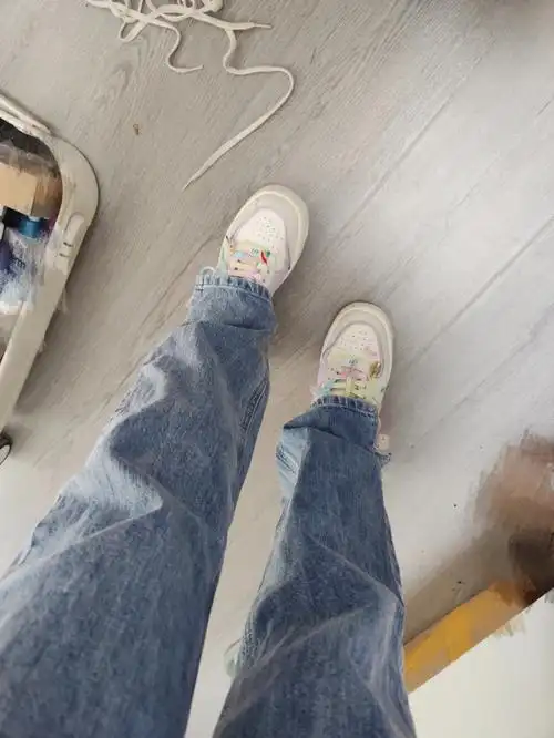 一双穿上总忍不住低头去看的鞋