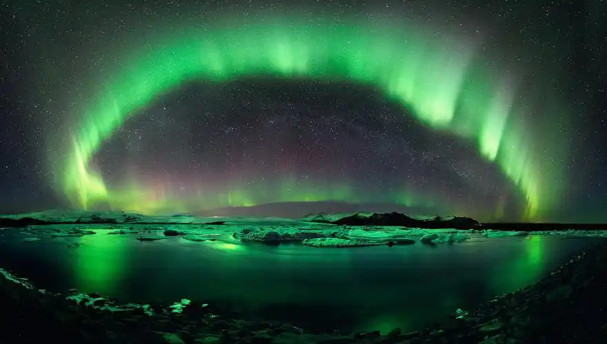 极光和星空映照在一起