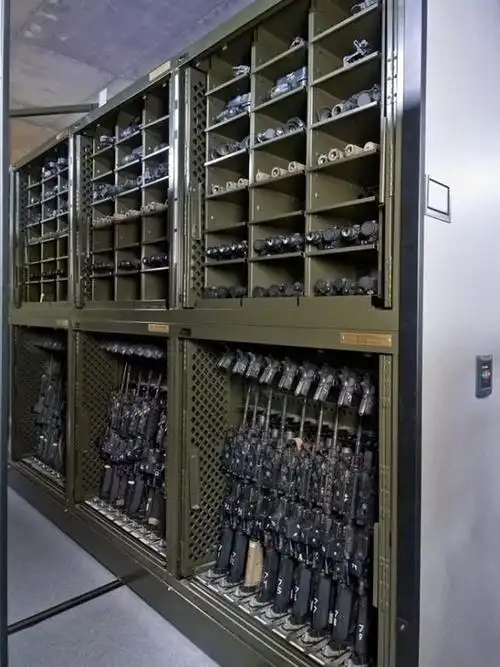 贼使用多种工具试图打开枪柜,但都没有成功.进入枪库以后,贼却傻了眼.