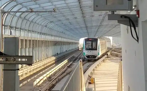 地铁8号线南段开通终点站地铁瀛海站列车进站摄于东侧站台南端