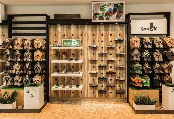 鞋店木质背景墙装修设计效果图片