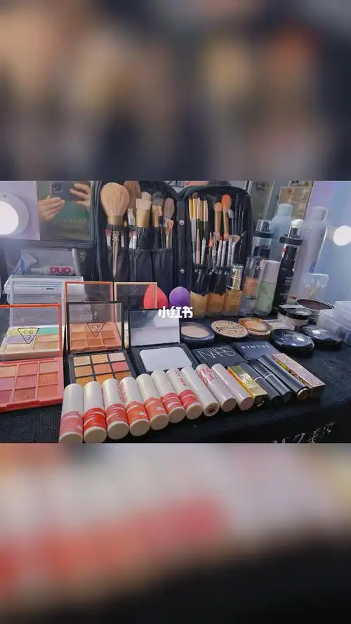 化妆师的化妆品才开始预备