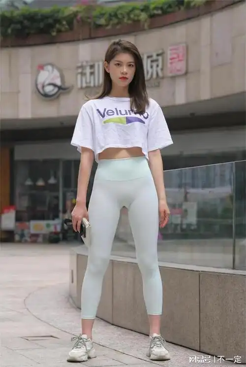 靓丽有型的瑜伽裤穿起来增高显瘦,凸显身材