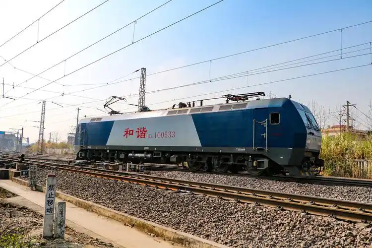 hxd1c0553单机驶过