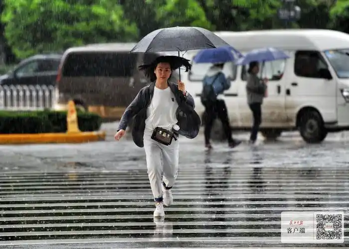 冒雨前行4月9日晨,在建设大道上,市民冒着风雨前行.