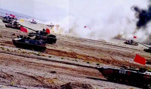 某战役兵团的野战指挥方舱内,一幅幅电子地图清晰地展示出"敌"我双方