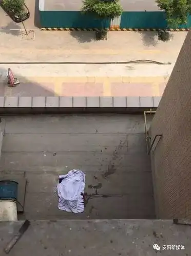 安阳某小区内一名男子从楼上跳下当场死亡.