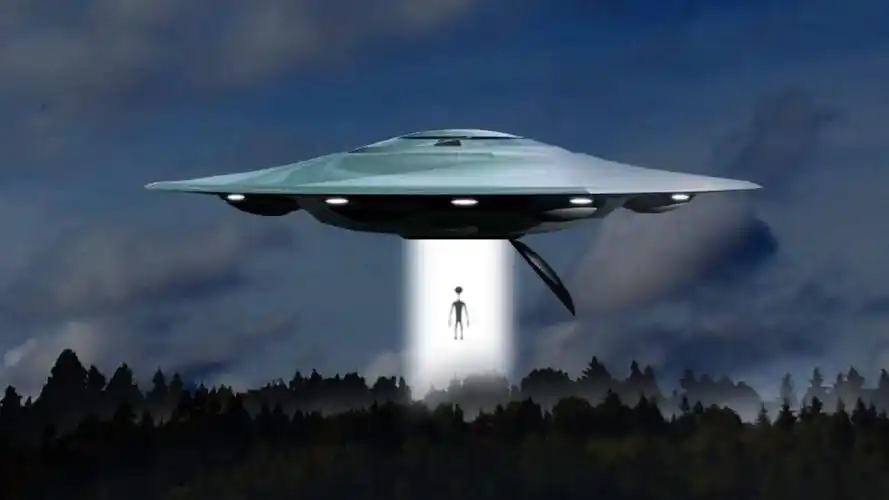 真实拍摄到的飞碟与外星人流传网络,但至今找不到拍摄者