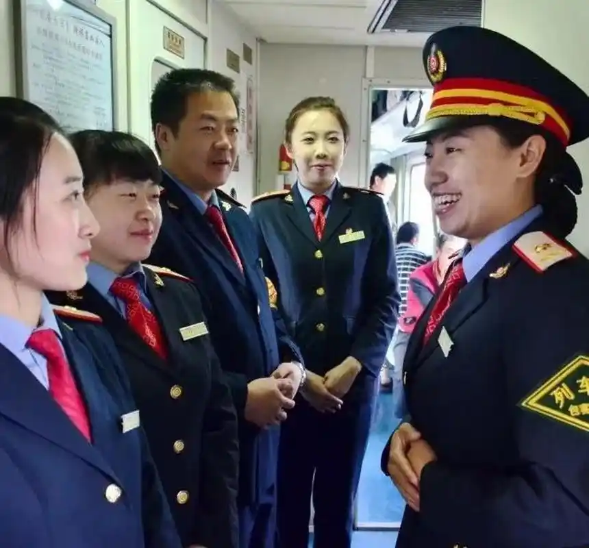 我是一名普通列车女乘务员,月薪4800,跑郑州至乌鲁木齐线,跑三天休