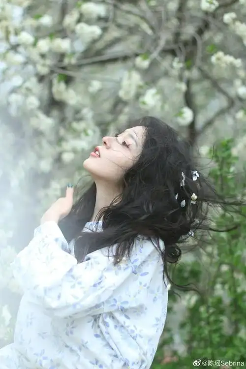 近日,陈瑶在微博晒出最新写真.