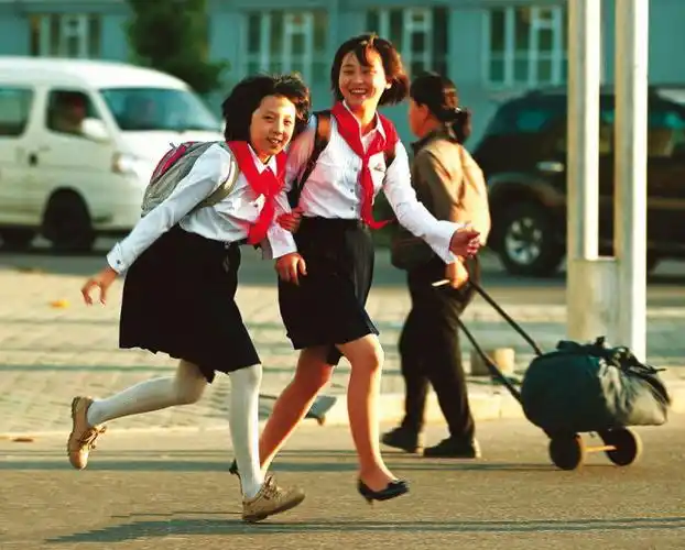 朝鲜女中学生的生活高跟鞋玩手机高级食堂多媒体教室