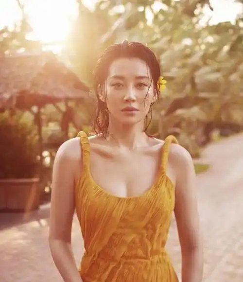 55岁许晴身材绝了穿流苏裙打造出性感事业线细腰更让人惊艳