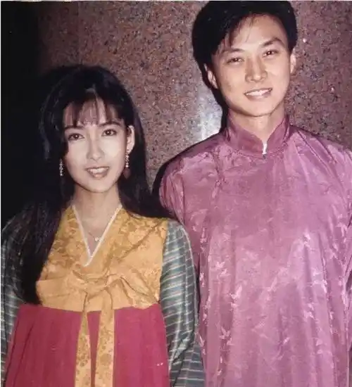 周慧敏晒20年前老公倪震与刘德华旧照,网友问:当年的倪震帅还是黎明帅