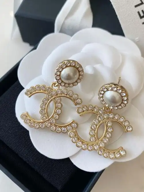 chanel珍珠钻圈水晶cc耳环简洁大方